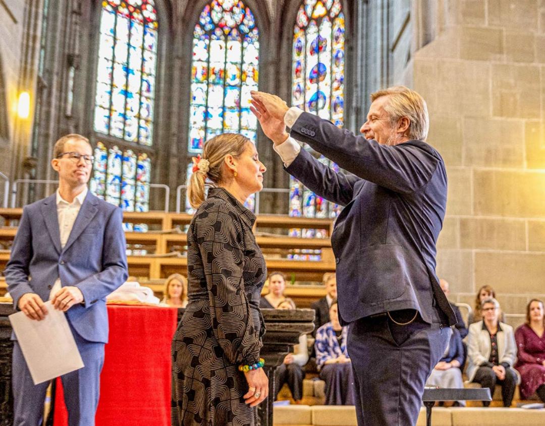 Christine Heimoz erhält ihre Befähigung von Pfarrer Iwan Schulthess, Synodalrat und Vizepräsident der Reformierten Kirchen Bern-Jura-Solothurn. Christine Heimoz erhält ihre Befähigung von Pfarrer Iwan Schulthess, Synodalrat und Vizepräsident der Reformierten Kirchen Bern-Jura-Solothurn.