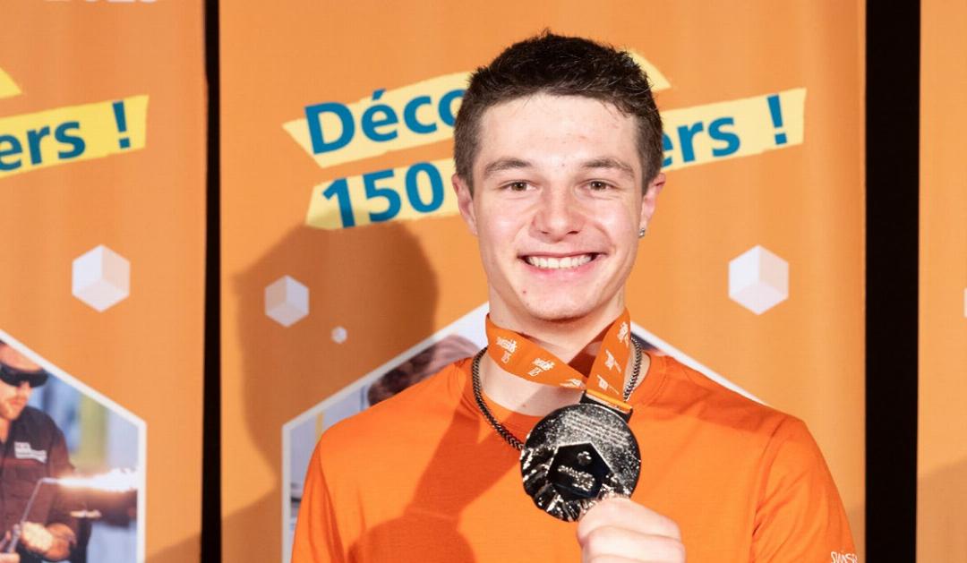 Luca Gambron beim Teppichverlegen und mit der Medaille – Silber. Luca Gambron beim Teppichverlegen und mit der Medaille – Silber.