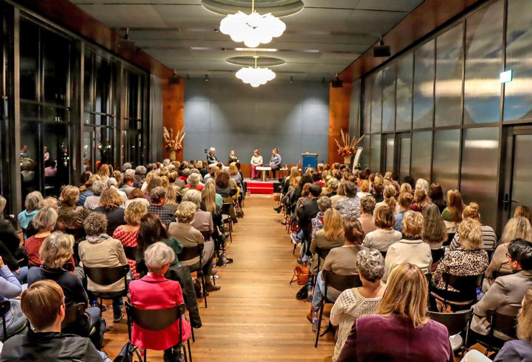 150 Frauen sind ins Hotel Aare (früher Freienhof) nach Thun gekommen, um einen Abend lang dem Work-Life-Wahnsinn zu entfliehen. 150 Frauen sind ins Hotel Aare (früher Freienhof) nach Thun gekommen, um einen Abend lang dem Work-Life-Wahnsinn zu entfliehen.