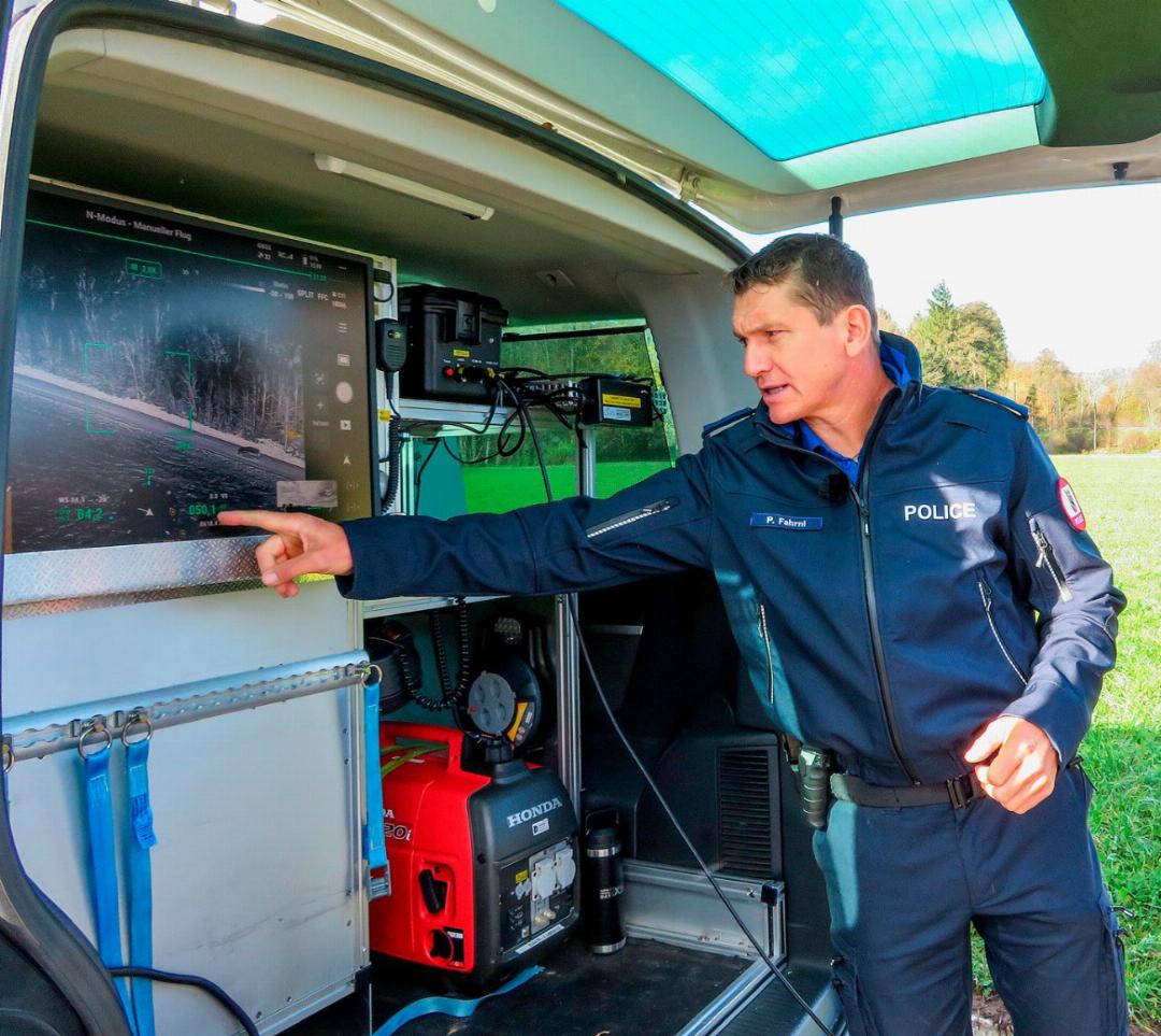 Fachspezialist Patrik Fahrni verfolgt am Monitor die von der Drohne übermittelten Bilder. BILDER: PETER ROTHACHER Fachspezialist Patrik Fahrni verfolgt am Monitor die von der Drohne übermittelten Bilder. BILDER: PETER ROTHACHER