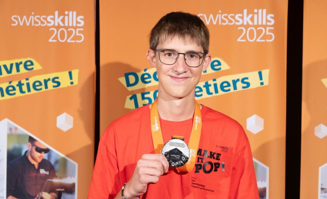 Nico Kopp beim Drucken und mit der Silbermedaille fürs seine Arbeit als Medientechnologe Print an den SwissSkills BILDER: MICHAEL SCHINNERLING Nico Kopp beim Drucken und mit der Silbermedaille fürs seine Arbeit als Medientechnologe Print an den SwissSkills BILDER: MICHAEL SCHINNERLING