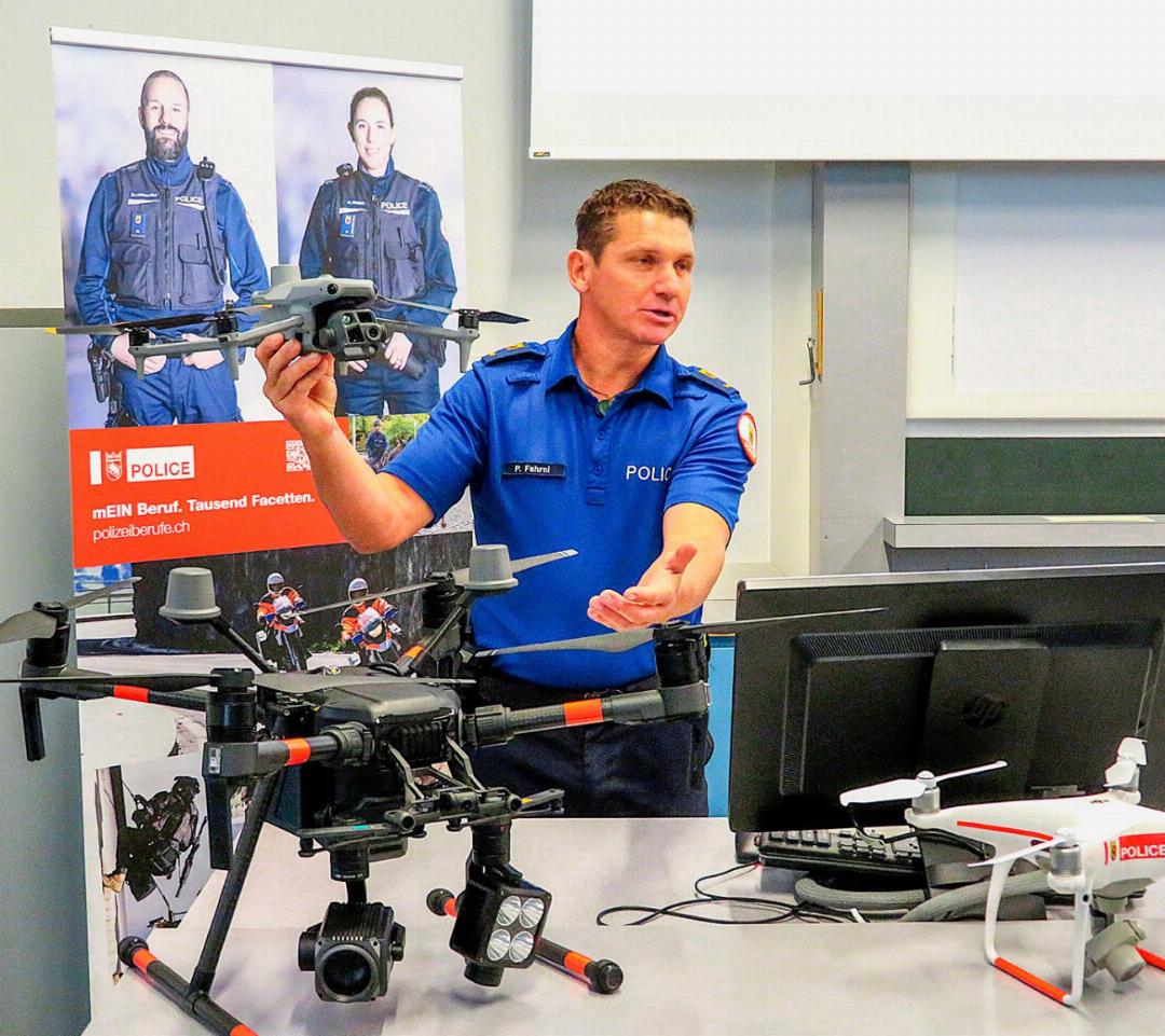 Patrik Fahrni mit einer Drohne, die aktuell zum Einsatz kommt. Davor Geräte der älteren Generation. Patrik Fahrni mit einer Drohne, die aktuell zum Einsatz kommt. Davor Geräte der älteren Generation.