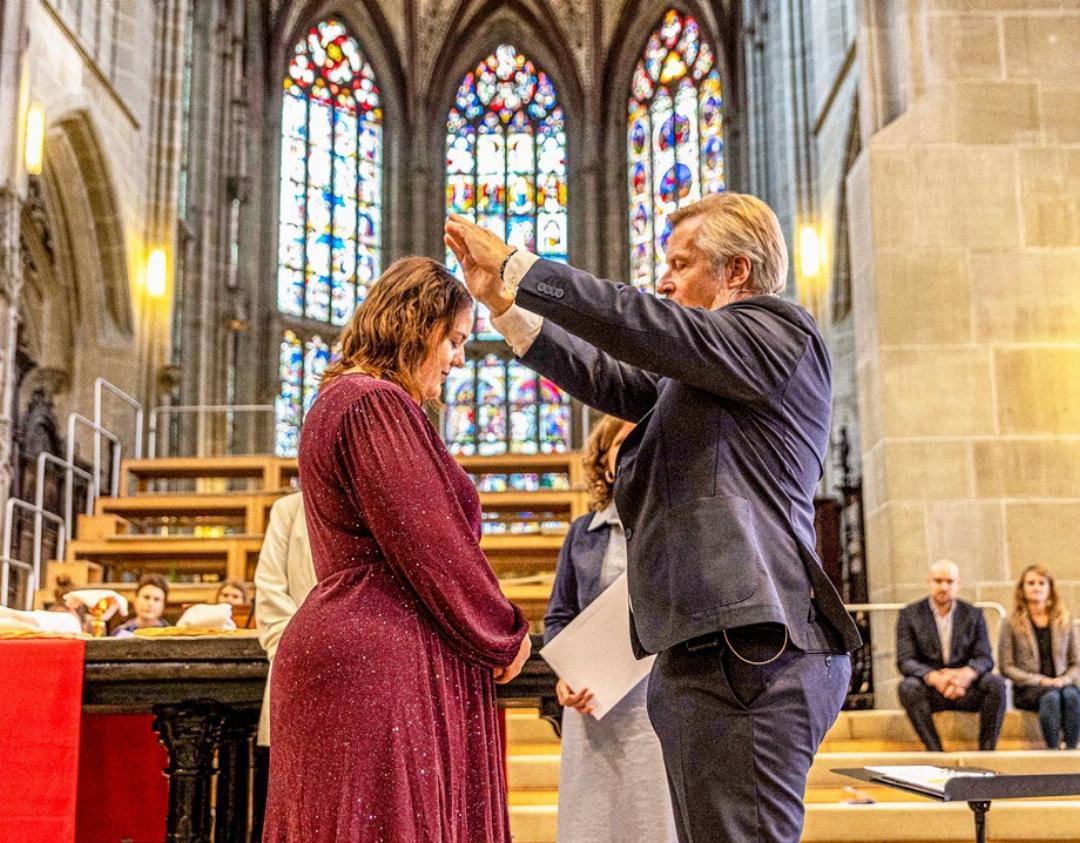 Auch Manuela Wäfler, aufgewachsen in Frutigen, erhält ihre Befähigung zur Sozialdiakonin und Katechetin im Berner Münster. BILDER: MICHAEL SCHINNERLING Auch Manuela Wäfler, aufgewachsen in Frutigen, erhält ihre Befähigung zur Sozialdiakonin und Katechetin im Berner Münster. BILDER: MICHAEL SCHINNERLING