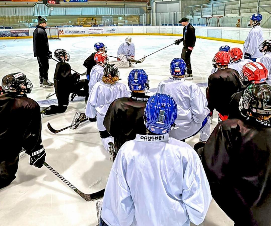Die Jugend-Hockeycamps von Clubs aus der ganzen Deutschschweiz erfreuen sich während der Ferienzeit weiterhin grosser Beliebtheit. Die Jugend-Hockeycamps von Clubs aus der ganzen Deutschschweiz erfreuen sich während der Ferienzeit weiterhin grosser Beliebtheit.