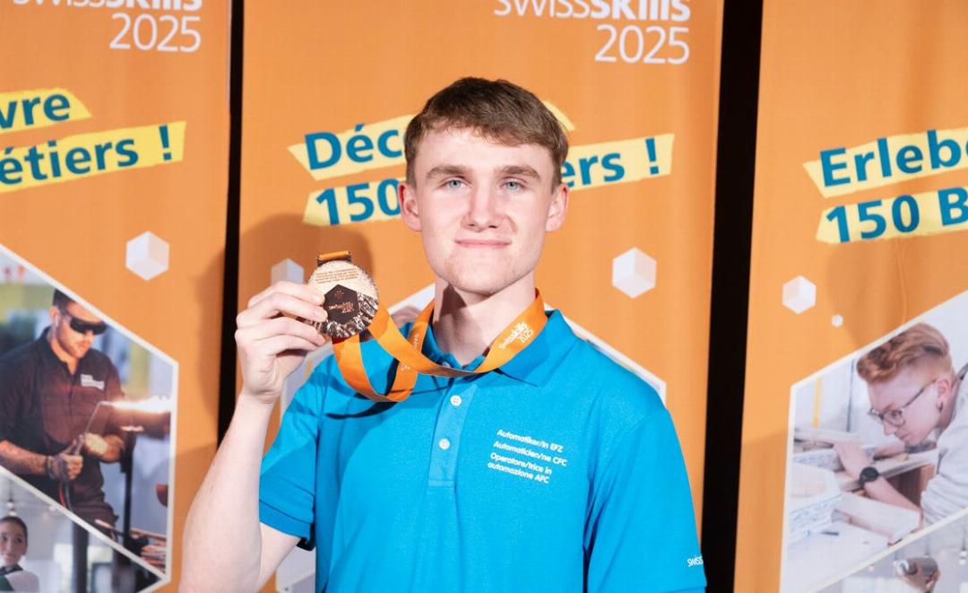 Martin van Dongen beim Erarbeiten einer Produktionsstrasse und mit der Bronzemedaille für seine Arbeit als Automatiker an den SwissSkills BILDER: MICHAEL SCHINNERLING Martin van Dongen beim Erarbeiten einer Produktionsstrasse und mit der Bronzemedaille für seine Arbeit als Automatiker an den SwissSkills BILDER: MICHAEL SCHINNERLING