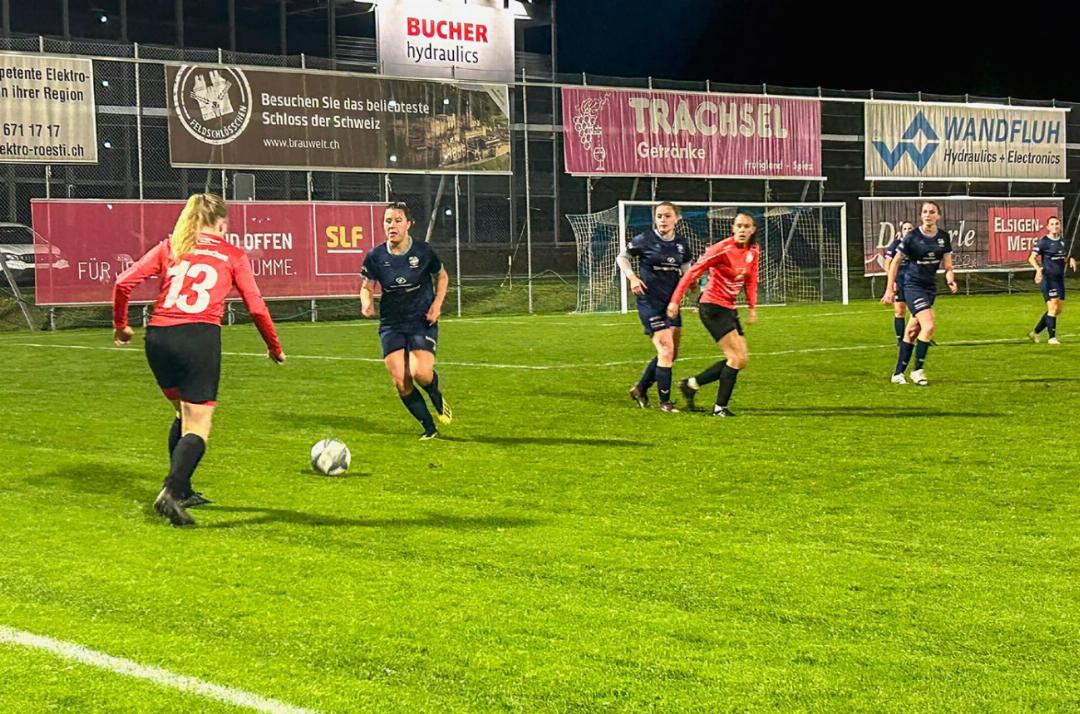 Solidarisch verteidigen: Frutigen im blauen Dress (Müller, Mascha Hurni, Lea Hurni; im Hintergrund Brügger, v.l.). Solidarisch verteidigen: Frutigen im blauen Dress (Müller, Mascha Hurni, Lea Hurni; im Hintergrund Brügger, v.l.).