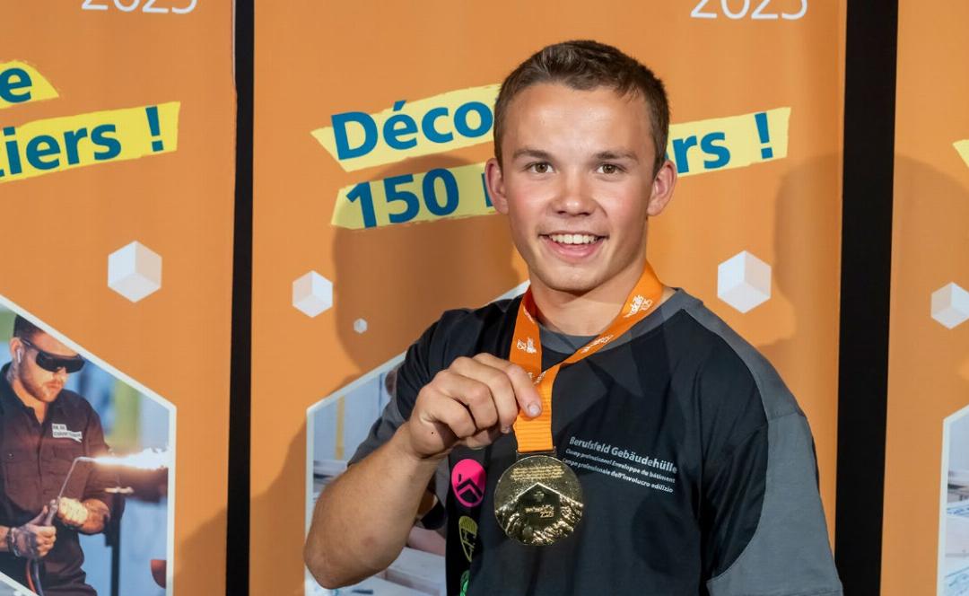 Manuel Maurer deckt ein Dach und erhält die Godmedaille an den SwissSkills. Manuel Maurer deckt ein Dach und erhält die Godmedaille an den SwissSkills.