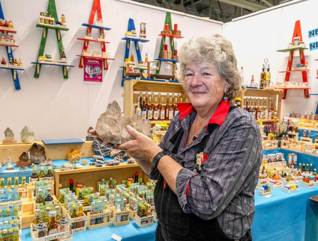 Barbara Fuhrer aus Adelboden hatte Steine und Mineralien, passend zur Ausstellung, im Sortiment. Der Stand war nicht nur Verkaufsstelle, sondern auch ein Ort der Begegnung. Barbara Fuhrer aus Adelboden hatte Steine und Mineralien, passend zur Ausstellung, im Sortiment. Der Stand war nicht nur Verkaufsstelle, sondern auch ein Ort der Begegnung.