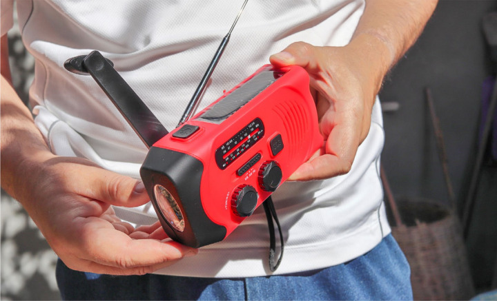 Nützlich bei Stromausfällen: ein kleines «Kurbelradio» mit Taschenlampe, das die nötige Energie selbst produzieren kann. BILD: FABBOX / STOCK.ADOBE.COM