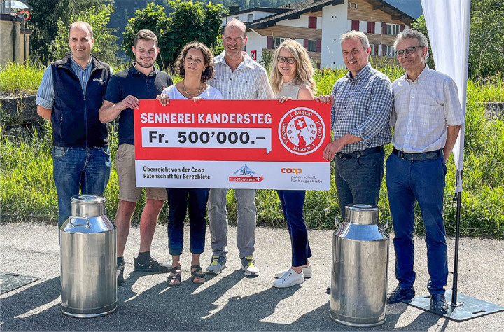 Symbolische Checkübergabe (v. l.): Matthias Engimann, Cédric, Daniela und Thomas Aeschlimann, Petra Jörg, Stefano Alberucci und Bruno Cabernard BILD: PETER ROTHACHER