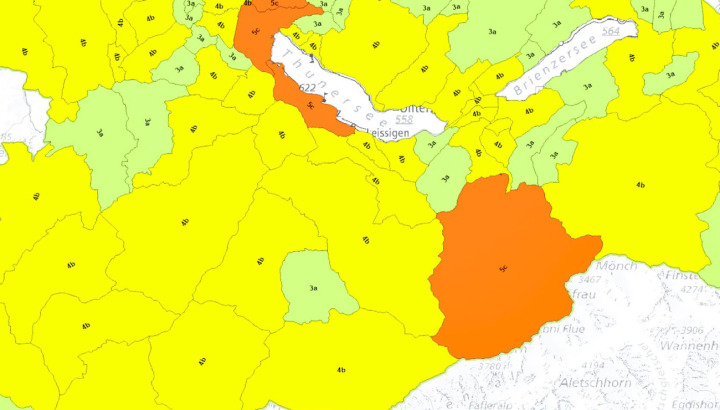 Auf dem Geoportal lassen sich die lokalen Risiken für insgesamt 24 Gefährdungstypen ablesen. Das Bild zeigt die Gefährdung für Unwetter in der Region (das Frutigland ist blau umrandet). Während Kandergrund grün gefärbt ist (geringes bis sehr geringes Risiko), befinden sich die restlichen Frutigländer Gemeinden in der gelben Zone (mittlerer Risikobereich). KARTE: GEOPORTAL DES K ANTONS BERN, «FRUTIGLÄNDER