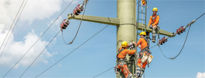 Arbeiten an einer Freileitung. Die Isolatoren sind stets aus einem nichtleitenden Material gefertigt und müssen widerstandsfähig gegen Ultraviolettstrahlung sowie Witterungseinflüsse sein. SYMBOLBLD: BKW