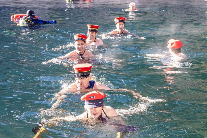 Nicht auf Schienen, sondern im kalten Wasser – egal! Das Team «BLS-Iischzäpfe» ist auch hier mit Volldampf unterwegs. ALLE BILDER: MICHAEL SCHINNERLING