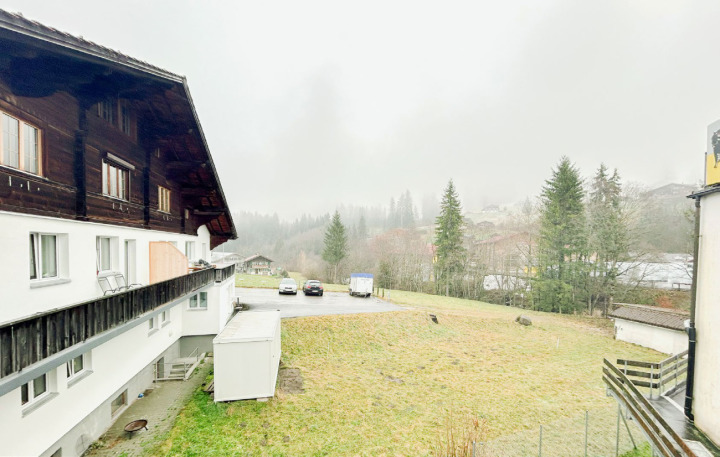 Der Blick talauswärts auf das noch unüberbaute Grundstück in Adelboden, links die ehemalige Bäckerei Aellig: Hier sollen nächstes Jahr 12 Personalwohnungen entstehen. BILD: HSF