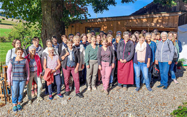 Die Adelbodnerinnen besuchten unter anderem Barbara Matter, die ehemalige Gewinnerin der SRF-Sendung «Landfrauenküche» (mit Schürze). BILD: ZVG