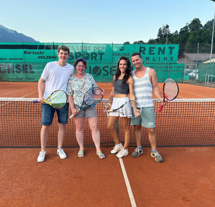 Von links: Pascal Spiess, Lernender bei der SLF, nahm gemeinsam mit seiner Mutter Ingrid erstmals am SLF-Cup teil – und erreichte auf Anhieb den Final, wo sie jedoch Fabienne und Alessandro Mancini unterlagen. BILD: ZVG