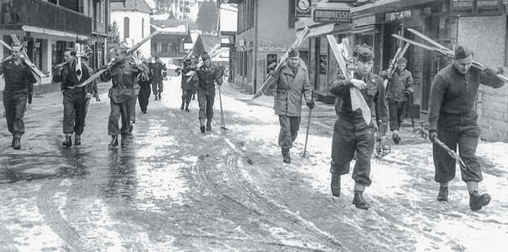 Die unternehmungslustigen amerikanischen und britischen Internierten verbrachten ihre reichliche Freizeit auch beim Skifahren auf den Hängen des Lohnerdorfes: dies nicht zum Schaden der hiesigen Sportgeschäfte. BILD: ZVG / PHOTO KLOPFENSTEIN AG