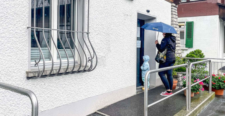 Die Post-KundInnen stehen vor verschlossener Tür. BILD: RACHEL HONEGGER
