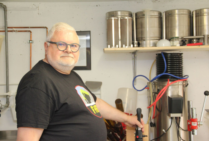Frank Petzold in seiner Kleinstbrauerei in Kanderbrück BILD: BETTINA GUGGER