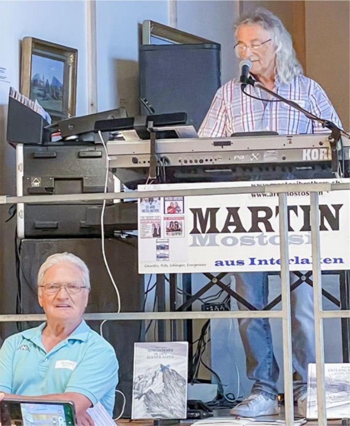 Hauptorganisator Hans Jürg Bürki (l.) mit dem Musiker und Maler Martin Mostosi, der für das musikalische Rahmenprogramm zuständig war. BILD: CORINA SCHRANZ-LINDT