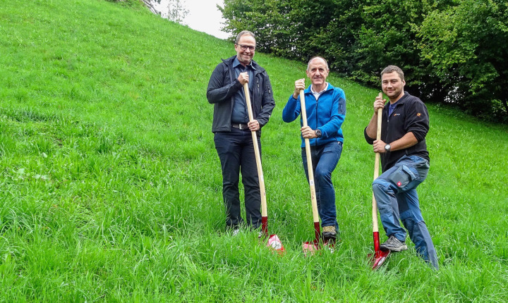 Später werden Bagger zum Einsatz kommen. Von links: Niklaus Schwarz, Ryser Ingenieure AG, Ueli Schneider, Präsident, und Andreas Egger, Brunnenmeister der Wasserversorgungsgenossenschaft Frutigen beim Spatenstich zum Stufenpumpwerk Waldegg. BILD: MARCEL MARMET