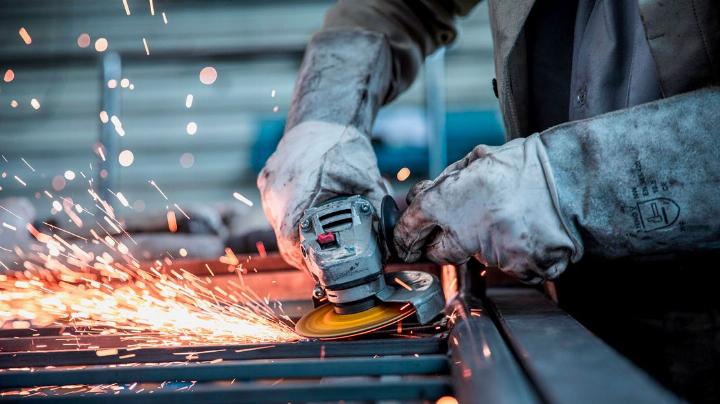 Ein Fabrikarbeiter am Schleifen von Metall – Symbolbild. BILD: PIXABAY