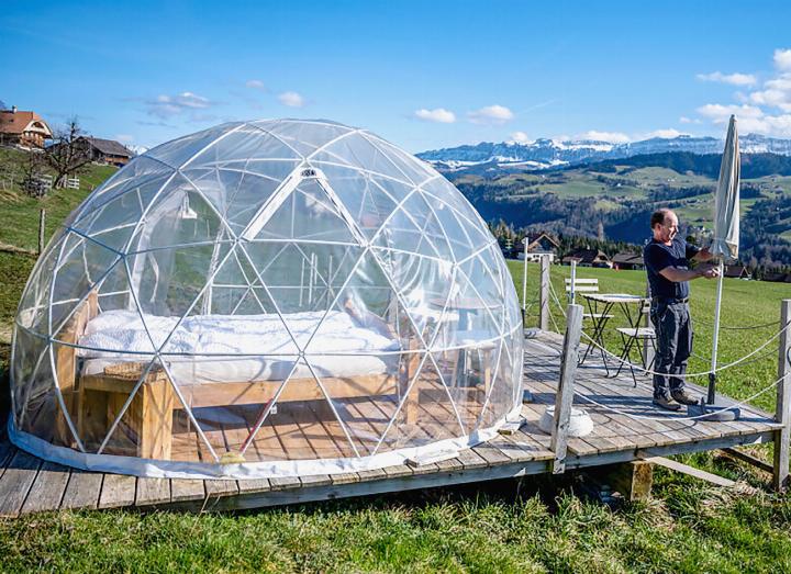 Bergbauer Fritz Berger in Fahrni BE wurde bereits von der Berghilfe unterstützt und er hat ein Agrotourismusangebot aufgebaut: Die Kunden übernachten auf dem Hof. BILD: ZVG / Berghilfe