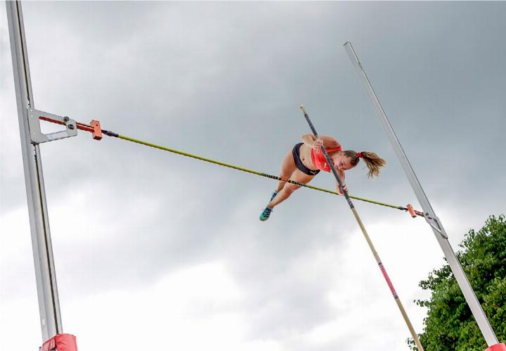 Noelle Glauser sprang nicht nur über die 3,70 Meter hohe Stange, sondern mit ihrer Leistung auch aufs Podest (Mitte).