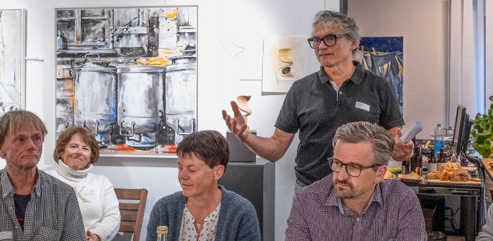 Björn Zryd erzählt aus seinem Werdegang als Maler und Holzbildhauer: «Erfolge in der Kunst sind nichts für Ungeduldige.» Manuel Josi, Corina Schranz-Lindt, Ursula Wäfler und Aaron Zurbrügg sitzend (v.l.). BILDER: GERHARD KAPPHAHN