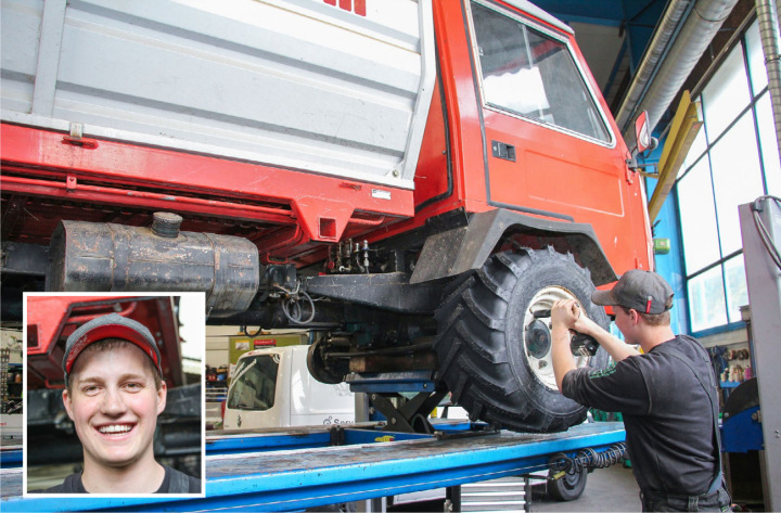 Soeben hat Gian Abbühl an diesem Ladewagen neue Pneus montiert. BILD: KATHARINA WITTWER