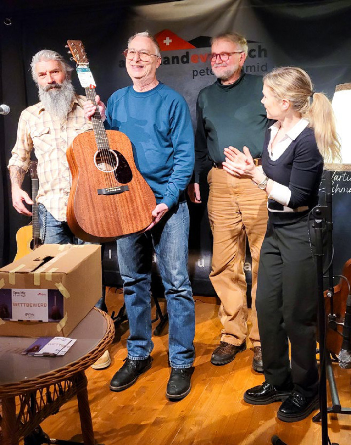 Werner Rätz hebt den Hauptpreis des diesjährigen Wettbewerbs in die Höhe.