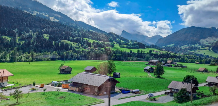 Schöne Aussichten bot die Fahrt durchs Simmental (Bild oben), an deren Ende ein reichhaltiger Imbiss im Kursund Sportzentrum Lenk auf die Adelbodner Senioren wartete. BILDER: FRITZ INNIGER
