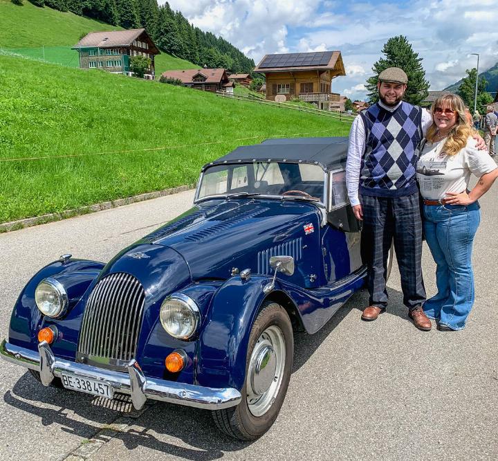 Timo Wyssen zählt auch noch einen Morgan zu seinem Fuhrpark. Diesen Oldtimer fährt er vorzugsweise «very british» in stilgerechter Kleidung. BILDER: MICHAEL MAURER