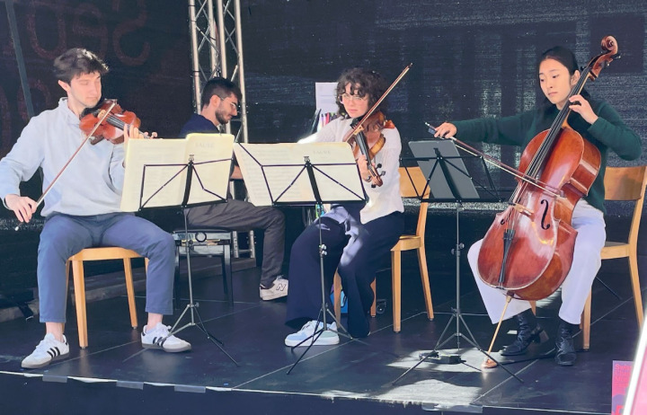 Das Wendel Quartet spielt musikalische Kostproben auf dem Dorfplatz. BILD: CORINA SCHRANZ-LINDT
