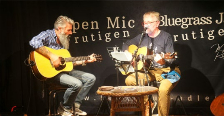 Die beiden Hosts des Open Mic Frutigen: Knopf (l.) und Tom Klingl BILD: WERNER RÄTZ