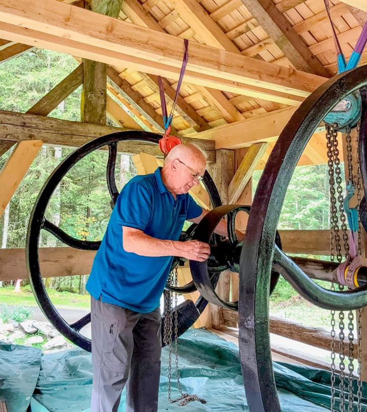 Hans Gerber mit der restaurierten Welle, die nach dem Einbau wieder zum Einsatz kommen soll.