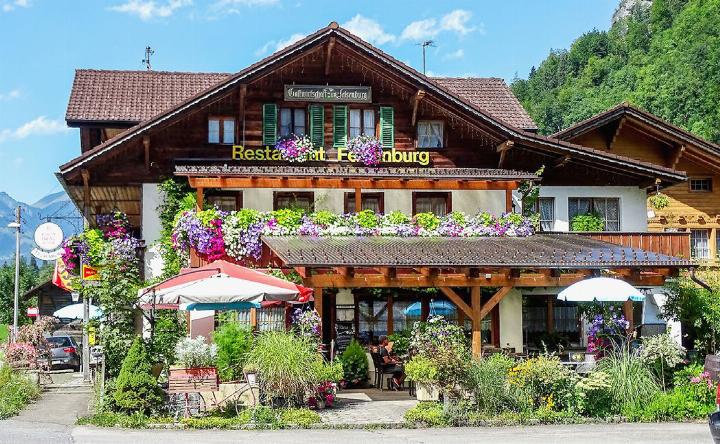 Das heutige Restaurant Felsenburg in sommerlicher Blüte ...