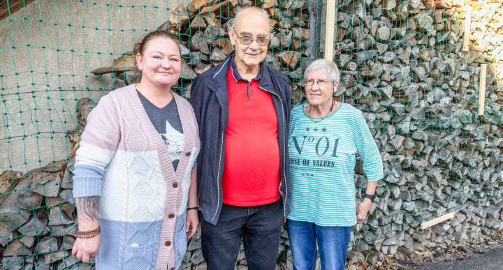 Claudia Thiel vom Top Shop, Ruedi und Lydia Grossen (v.l.n.r.). Im Hintergrund das Tannenholz, nun neu mit einem Netz geschützt. BILD: MICHAEL SCHINNERLING