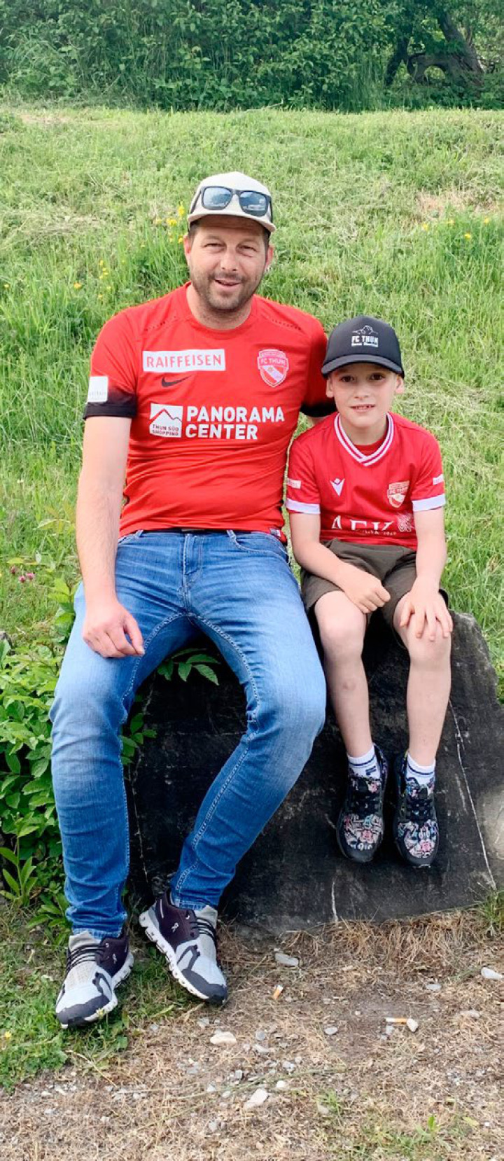 Fabrice Heimann (rechts) wurde wegen seines «Göttis» Christian Kallen (links) Fan des FC Thun. BILD: MICHAEL MAURER