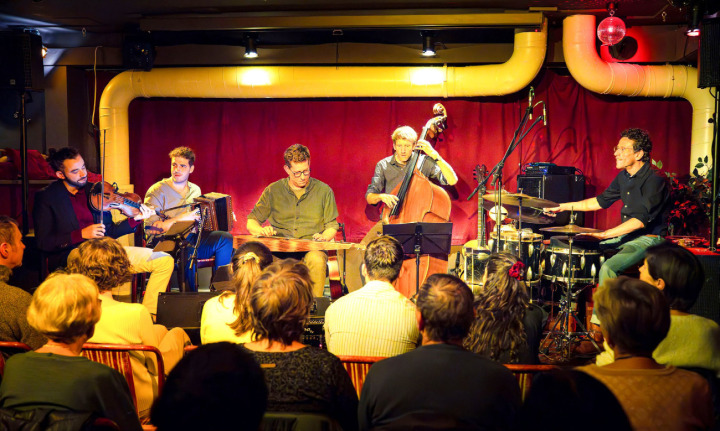 Das Ensemble mit (v. l.) Gabriel Miranda (Violine), Dominik Flückiger (Schwyzerörgeli), Philipp Furrer (Weissenborn-Gitarren), Christian Schmid (Kontrabass) und Samuel Baur (Perkussion) BILD: MARTIN WENGER