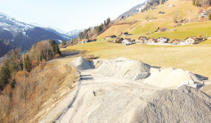 Blick von der heutigen Deponie Richtung Staatsstrasse und zur Geländemulde, die als Erweiterung aufgefüllt werden soll BILD: HANS RUDOLF SCHNEIDER