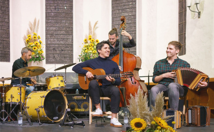 Enge musikalische Stil-Korsette sind seine Sache nicht: der Künstler Dominik Flückiger (r.) mit seinem Quartett «Kinimode» BILD: ZVG / SABINE BURGER