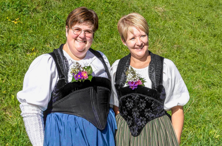 Heidi von Känel und Marianne Hager (v. l.) lieben es, die Berner Tracht zu tragen. Am Samstagabend führten sie zum letzten Mal den Punktierungshöck in Frutigen. BILD: MICHAEL SCHINNERLING