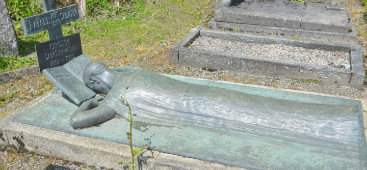 Schreiben bis zuletzt: Die Skulptur auf dem Grab von Rafael Sabatini – geschaffen von seiner Frau Christine – symbolisiert die grosse Leidenschaft des Schriftstellers. BILD: HANS HEIMANN