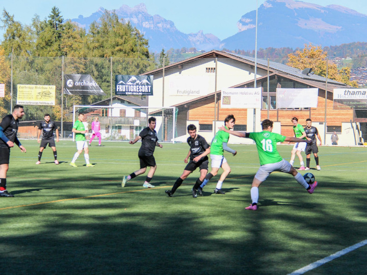 Die Fünftliga-Equipe des FC Reichenbach hatte in der Partie gegen den FC Rothorn den Ball regelmässig auf dem richtigen Fuss und feierte im Anschluss verdient drei Punkte. BILD: MICHAEL MAURER
