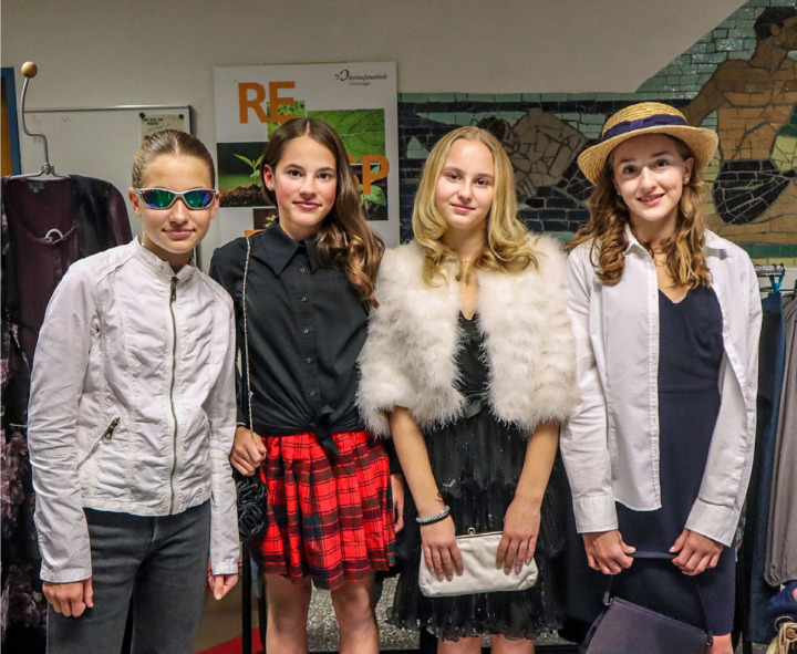 Chic, lässig – und auf jeden Fall fair: Auf dem Catwalk zeigten die Schülerinnen, dass sich Trend und Nachhaltigkeit nicht ausschliessen. BILDER: SW