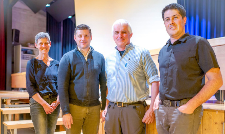 Das Resultat der Gemeindewahlen (v. l.): Marianne Wenger (neu), Bruno von Allmen (neuer Vizepräsident, bisher), Christian Däpp (wiedergewählter Gemeinderats- und Gemeindepräsident) und Philipp Zaugg (neu) BILD: HSF