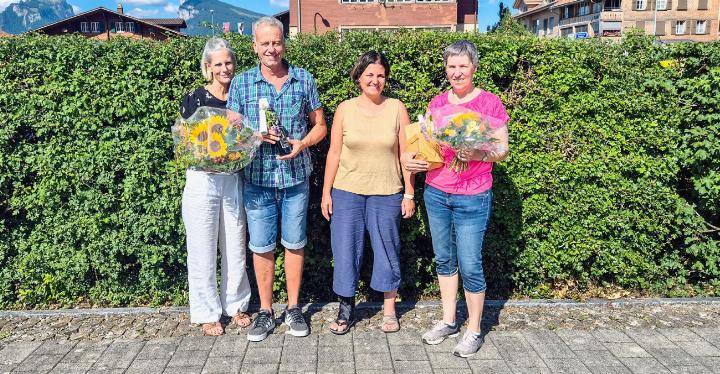 Jubilar Yves Gfeller mit Ehefrau Martina (links aussen), der Schulvereinspräsidentin Andrea Teuscher (der zweite von rechts) und der ebenfalls geehrten Therese Wells (rechts aussen) BILD: SONJA STEUDLER