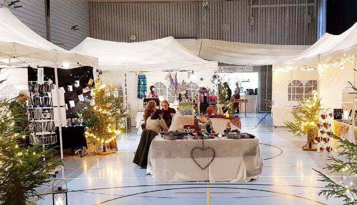 In der liebevoll geschmückten Turnhalle konnte man glatt vergessen, dass die Adventszeit noch längst nicht begonnen hat. BILDER: SONJA STEUDLER