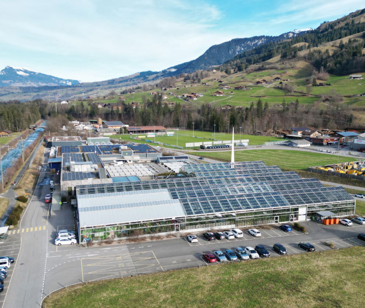 Blick auf das ehemalige Tropenhaus Frutigen: Die Gewächshäuser im Vordergrund werden bald abgebrochen. BILD: HSF